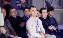 Люди сидять у приміщенні.