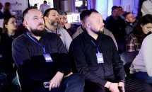 Чоловіки сидять у залі.