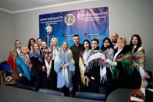 Жінки з українськими хустками та декілька чоловіків.