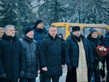 Група людей перебуває на вулиці.