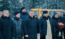 Група людей перебуває на вулиці.