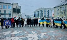 Багато людей перебувають на дворі та тримають прапори України