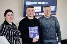 Жінка та двоє чоловіків перебувають у приміщенні.