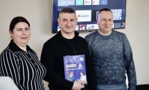 Жінка та двоє чоловіків перебувають у приміщенні.