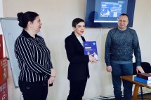 Чоловік та двоє жінок перебувають у приміщенні.