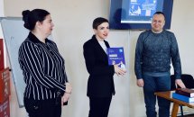 Чоловік та двоє жінок перебувають у приміщенні.