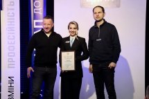 Жінка та двоє чоловіків позують для фото.