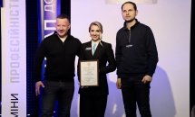 Жінка та двоє чоловіків позують для фото.