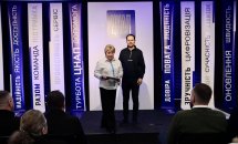 Жінка в білій сорочці стоїть біля чоловіка