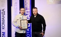 Двоє чоловіків позують для фото