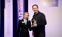 Жінка передає подяку чоловікові