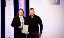 Жінка з чоловіком позують на камеру