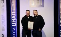 Двоє чоловіків тримають подяку