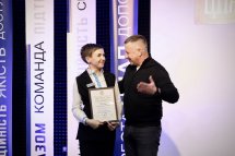 Жінка тримає подяку, біля неї стоїть чоловік