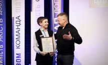 Жінка тримає подяку, біля неї стоїть чоловік