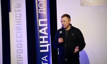 Чоловік тримає в руках мікрофон