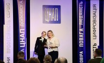 Дві жінки тримають подяку та позують для фото 