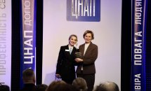 Дві жінки у діловому одязі перебувають у приміщенні