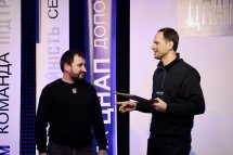 Двоє чоловіків стоять один біля одного