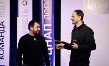 Двоє чоловіків стоять один біля одного