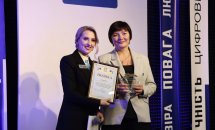 Дві жінки позують на камеру