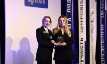 Двоє жінок позують на камеру