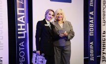 Дві світловолосі жінки у діловому одязі