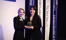 Двоє жінок в чорних піджаках тримають подяку