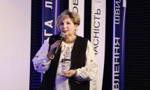 Жінка говорить у мікрофон