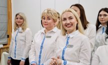 Багато жінок в білих сорочках перебувають у приміщенні