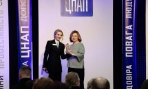 Двоє жінок тримають подяку