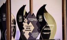 На поличці стоять подяки