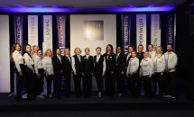 Група людей позують на камеру