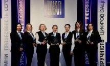 Сім жінок в діловому одязі позують для спільного фото