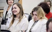 Двоє жінок в білих піджаках сидять в залі