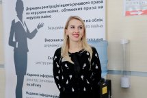 Жінка зі світлим волоссям посміхається