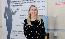 Жінка зі світлим волоссям посміхається