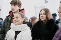 Дві дівчини посміхаються