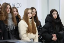 Група дівчат перебувають у приміщенні