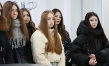 Група дівчат перебувають у приміщенні