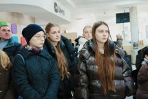 Декілька дівчат стоять у приміщенні