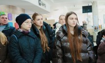 Декілька дівчат стоять у приміщенні