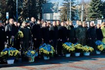 Багато людей перебувають на вулиці, перед ними стоять корзини з квітами.