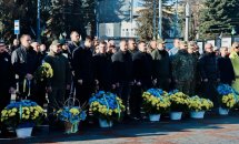 Багато людей перебувають на вулиці, перед ними стоять корзини з квітами.