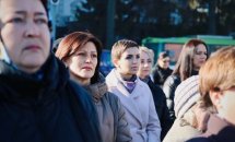 Група жінок стоять на вулиці.