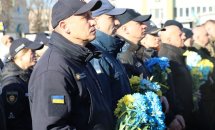 Працівники поліції тримають квіти у руках.