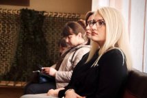 Жінка в окулярах зі світлим волоссям.