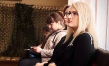 Жінка в окулярах зі світлим волоссям.