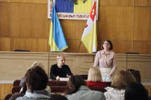 Група людей перебувають у залі.