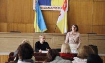 Група людей перебувають у залі.